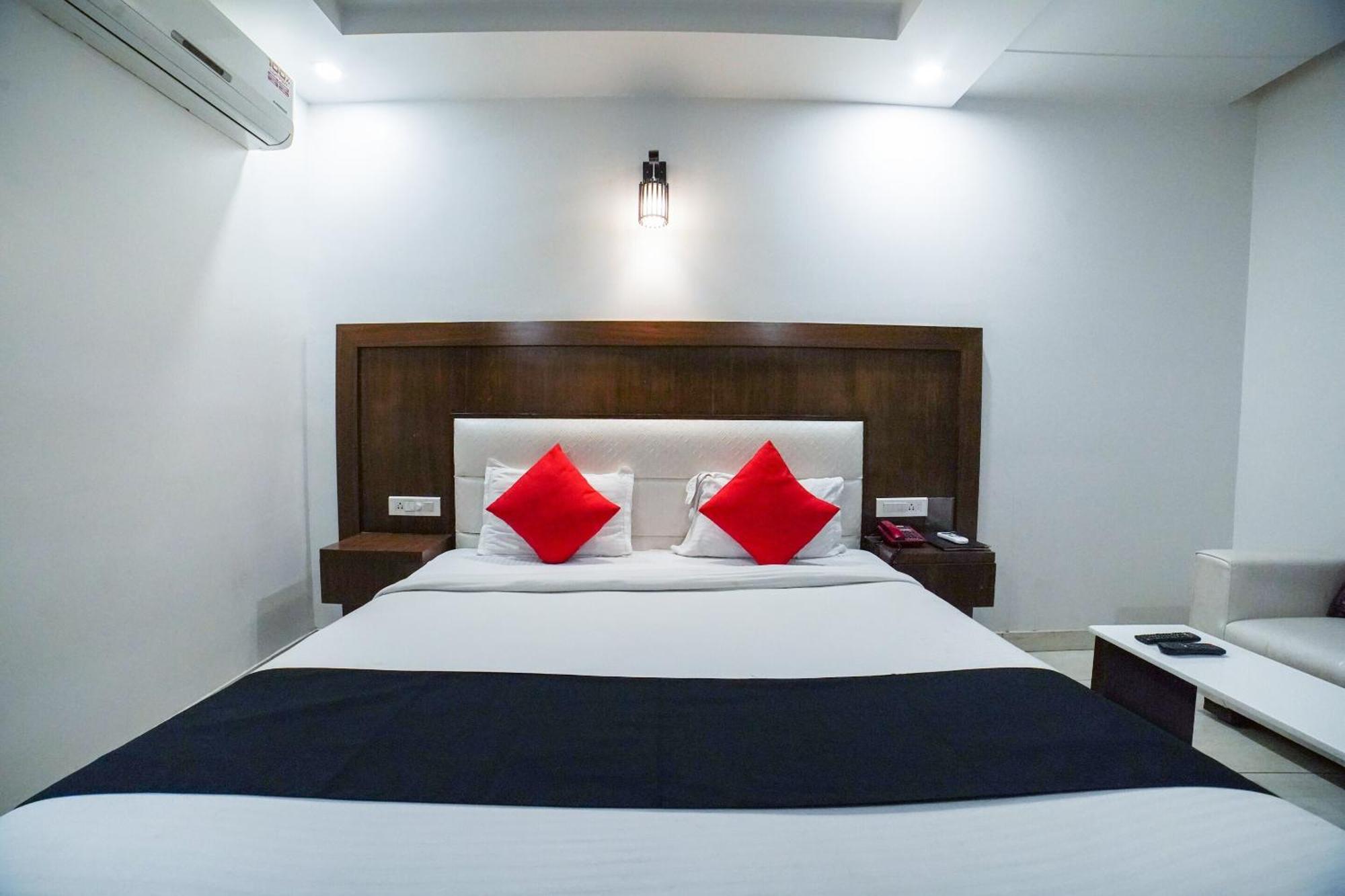 Hotel Collection O Prem Ratna Dehradun Exterior foto